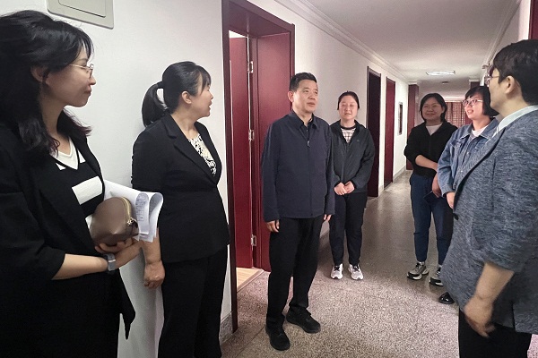 2024.4.15 薛小毛检查访学工作.jpg