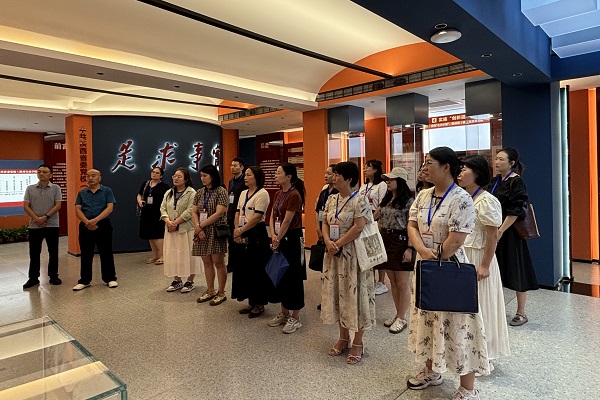 2024.9.19 工作处组织访学教师参观校史馆 - 副本.jpg