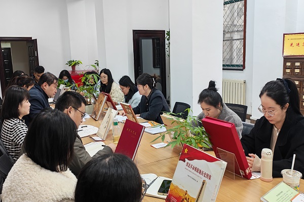 2025.12.10 校（院）举办青年理论学习小组学习贯彻党的二十届四中全会精神座谈会 - 副本.jpg